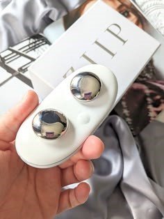 ZIIP HALO handheld facial device with two conductive globes 1.Microcurrent
2.Nanocurrent